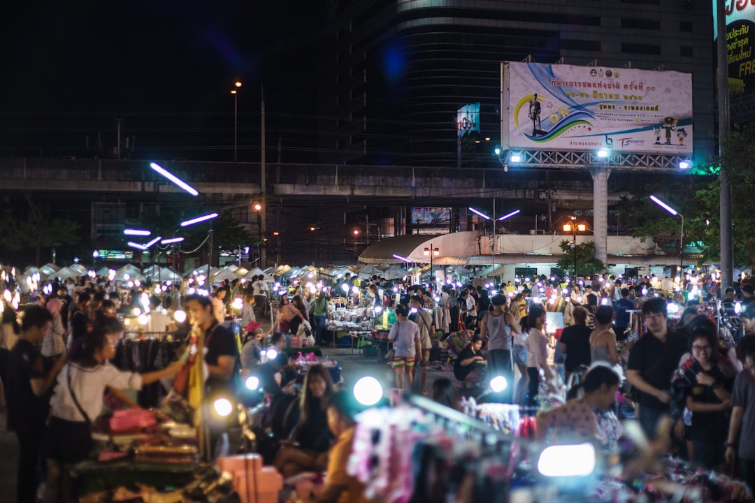 Photo Bustling markets